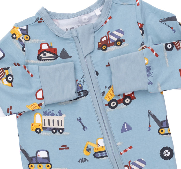 Angel Dear’s Crayon Construction Convertible Romper features a teal blue design with detailed construction truck prints. Designed for newborn boys, its convertible feet ensure adaptable comfort and ease of dressing, making it a practical and thoughtful gift option.