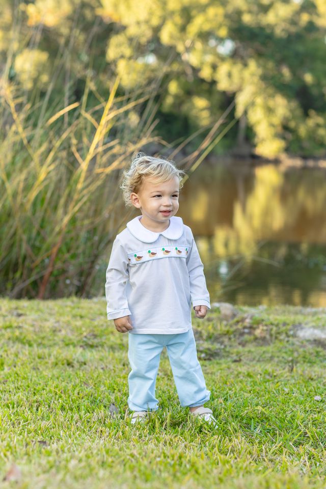 Celebrate nature’s beauty with the Mallard Migration Bloomer Pants Set by Trotter Street Kids. This charming khaki check top, featuring graceful migrating mallards and a crisp white Peter Pan collar, pairs perfectly with light blue pants—designed to inspire adventure in every outdoor-loving little boy.
