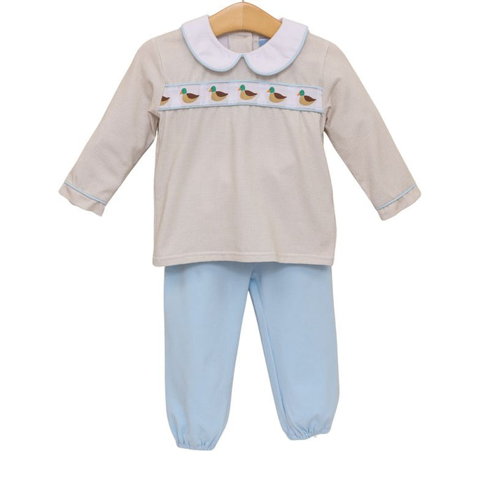 Celebrate nature’s beauty with the Mallard Migration Bloomer Pants Set by Trotter Street Kids. This charming khaki check top, featuring graceful migrating mallards and a crisp white Peter Pan collar, pairs perfectly with light blue pants—designed to inspire adventure in every outdoor-loving little boy.