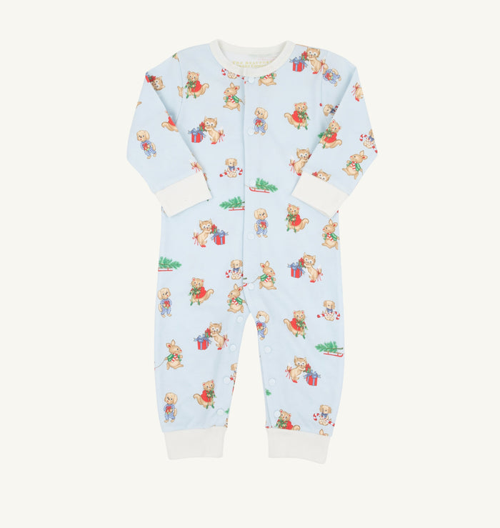The Beaufort Bonnet Company’s Paxton Playsuit in Blue Christmastime Cuties wraps your little one in soft, breathable Pima cotton, showcasing a charming vintage Christmas animal print. Perfect for cozy holiday moments, it blends comfort and festive joy in every stitch!