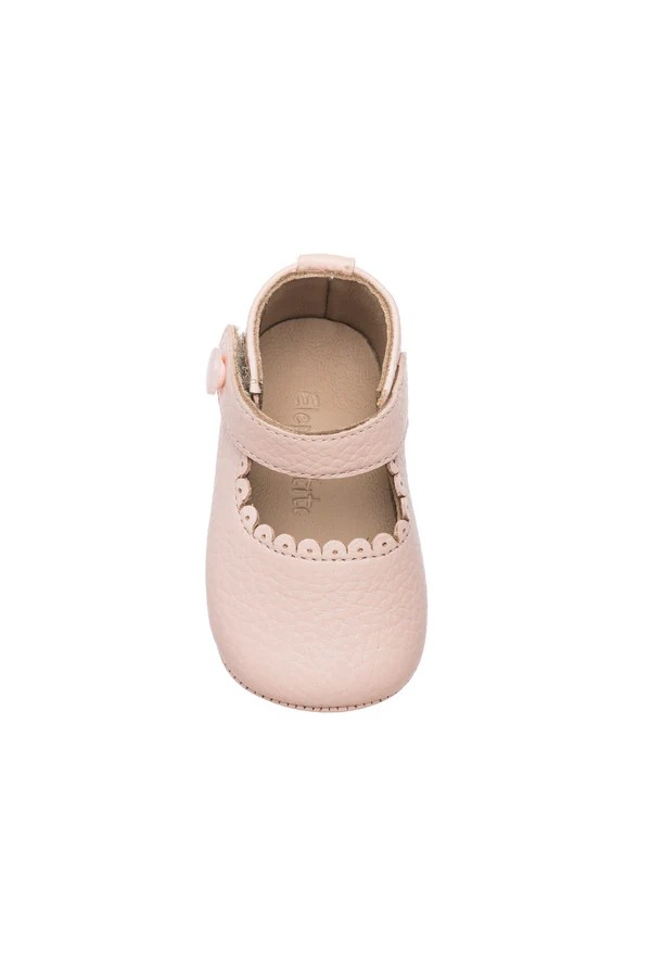 These adorable Mary Jane shoes combine style and comfort for your little one. Featuring soft construction with scalloped edges, extra cushioning in the leather insole, and a breathable lining to keep feet cozy. The supple, natural sheepskin lining adds a luxurious touch. The hook-and-loop strap with a decorative pearled button ensures easy wear. Flexible soles offer support and grip, with a classic Elephantito paw design on the rubber soles.

Soft construction with scalloped edges
Extra cushioning in leathe