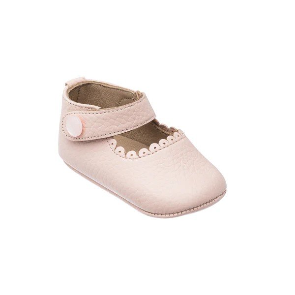 These adorable Mary Jane shoes combine style and comfort for your little one. Featuring soft construction with scalloped edges, extra cushioning in the leather insole, and a breathable lining to keep feet cozy. The supple, natural sheepskin lining adds a luxurious touch. The hook-and-loop strap with a decorative pearled button ensures easy wear. Flexible soles offer support and grip, with a classic Elephantito paw design on the rubber soles.

Soft construction with scalloped edges
Extra cushioning in leathe