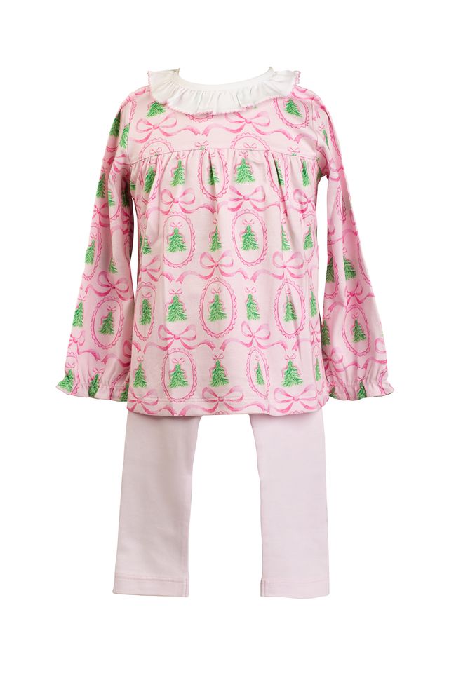 The Proper Peony’s Pink Tannenbaum Tunic Set delights with a soft pink tunic adorned with festive Christmas trees and bows, paired with cozy pink leggings and a crisp white ruffled collar. This joyful outfit brings warmth and charm to your toddler’s holiday celebrations!