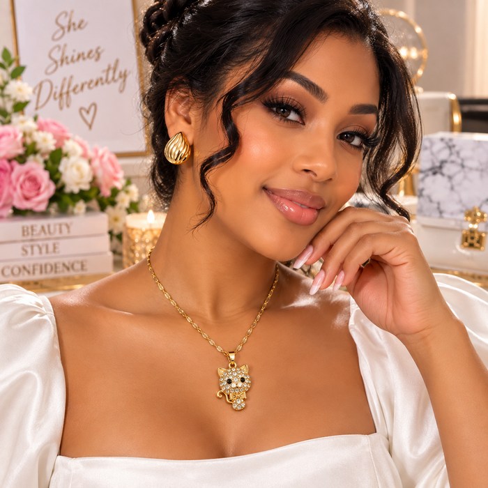 Set de Joyería Dorada para Mujer – Collar de Gatito con Cristales + Aretes Elegantes
