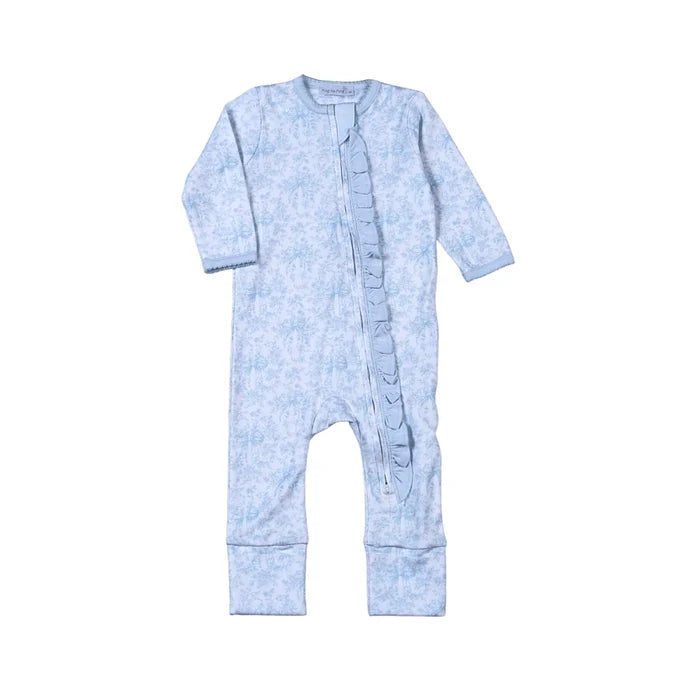 I Baby Loren’s Sisi Blue Toile Pima Zipper Footie blends soft, breathable Pima cotton with a delicate blue bow toile print, wrapped in charming scalloped ruffles. Designed with convertible feet and a zipper for easy dressing, it offers timeless comfort and effortless style for your little girl.